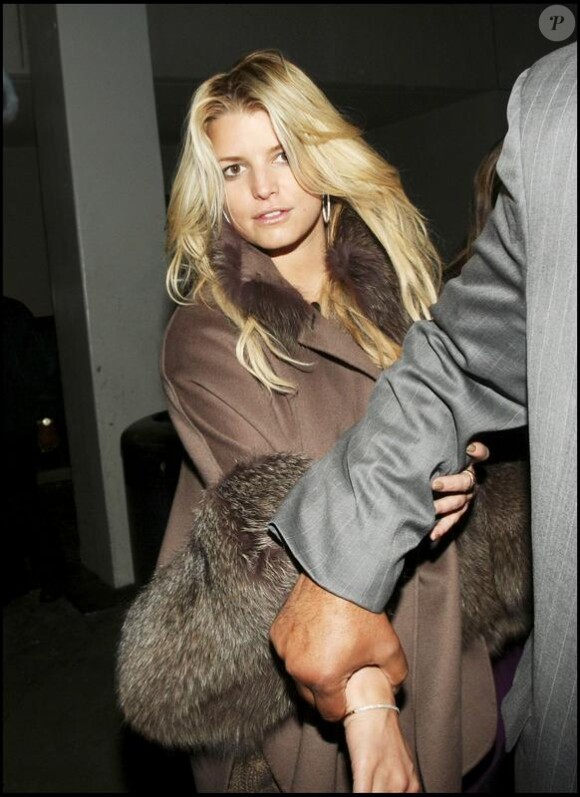 Jessica simpson arrive à l'aéroport de LAX de Los Angeles le 10 janvier 2010. Elle est immédiatement pris en main par un homme de la sécurité qui l'accompagne à sa voiture