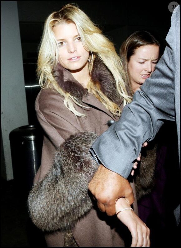Jessica simpson arrive à l'aéroport de LAX de Los Angeles le 10 janvier 2010. Elle est immédiatement pris en main par un homme de la sécurité qui l'accompagne à sa voiture