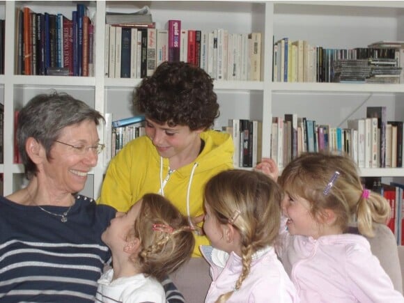 La maman de Denis Brogniart et les quatre enfants de l'animateur, à l'occasion de la fête des Mères 2021.
