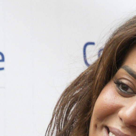 La chanteuse Amel Bent venue rencontrer son public pour dédicacer son album et faire des selfies avec ses fans au centre commercial confluence à Lyon le 30 octobre 2021. © Sandrine Thesillat/Panoramic/Bestimage