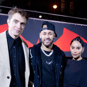 Robert Pattison et Zoë Kravitz ont fait la surprise au plus grand fan de Batman, Neymar Jr, avec la Batmobile du film "The Batman". © Anthony Ghnassia / Warner / Bestimage