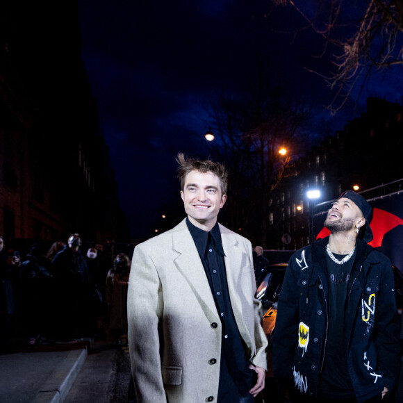 Robert Pattison et Zoë Kravitz ont fait la surprise au plus grand fan de Batman, Neymar Jr, avec la Batmobile du film "The Batman". © Anthony Ghnassia / Warner / Bestimage