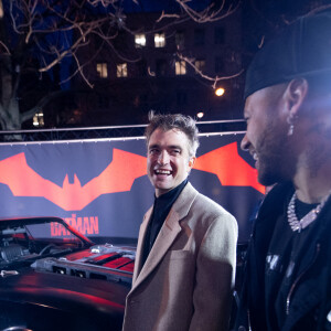 Robert Pattison et Zoë Kravitz ont fait la surprise au plus grand fan de Batman, Neymar Jr, avec la Batmobile du film "The Batman". © Anthony Ghnassia / Warner / Bestimage