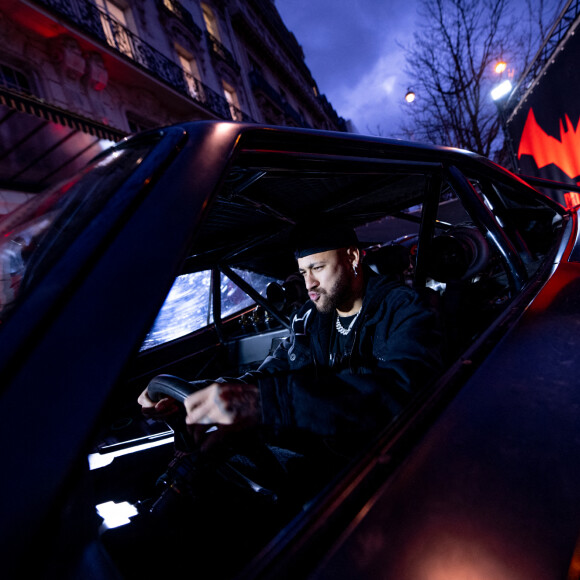 Robert Pattison et Zoë Kravitz ont fait la surprise au plus grand fan de Batman, Neymar Jr, avec la Batmobile du film "The Batman". © Anthony Ghnassia / Warner / Bestimage