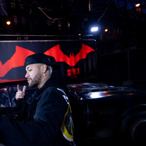 Robert Pattison et Zoë Kravitz ont fait la surprise au plus grand fan de Batman, Neymar Jr, avec la Batmobile du film "The Batman". © Anthony Ghnassia / Warner / Bestimage