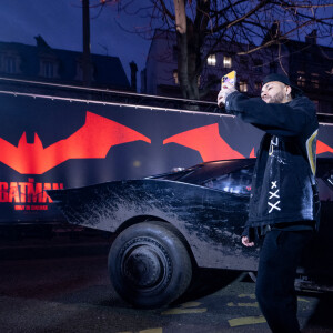 Robert Pattison et Zoë Kravitz ont fait la surprise au plus grand fan de Batman, Neymar Jr, avec la Batmobile du film "The Batman". © Anthony Ghnassia / Warner / Bestimage