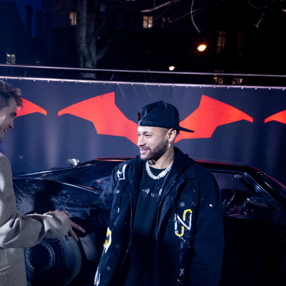 Robert Pattison et Zoë Kravitz ont fait la surprise au plus grand fan de Batman, Neymar Jr, avec la Batmobile du film "The Batman". © Anthony Ghnassia / Warner / Bestimage