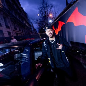 Robert Pattison et Zoë Kravitz ont fait la surprise au plus grand fan de Batman, Neymar Jr, avec la Batmobile du film "The Batman". © Anthony Ghnassia / Warner / Bestimage