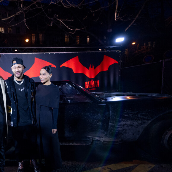 Robert Pattison et Zoë Kravitz ont fait la surprise au plus grand fan de Batman, Neymar Jr, avec la Batmobile du film "The Batman". © Anthony Ghnassia / Warner / Bestimage