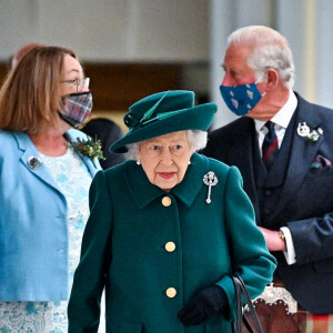 La reine Elisabeth II d'Angleterre, le prince Charles, prince de Galles, et Camilla Parker Bowles, duchesse de Cornouailles, arrivent au Parlement écossais à Edimbourg, Ecosse, Royaume Uni, le 2 octobre 2021.