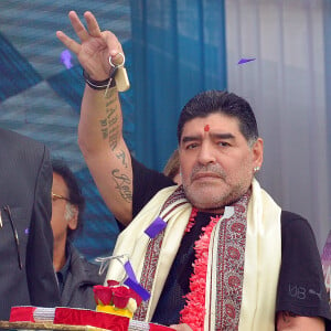 Diego Maradona, ancien joueur de football argentin participe à un programme sportif au 'Sree Bhumi Sporting Club' à Calcutta en Inde, le 11 décembre 2017.