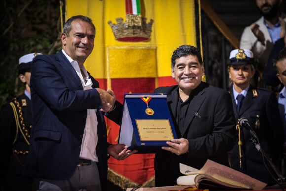 Diego Armando Maradona est nommé citoyen d'honneur de la ville de Naples, sur la Piazza del Plebiscito, le 5 juillet 2017.