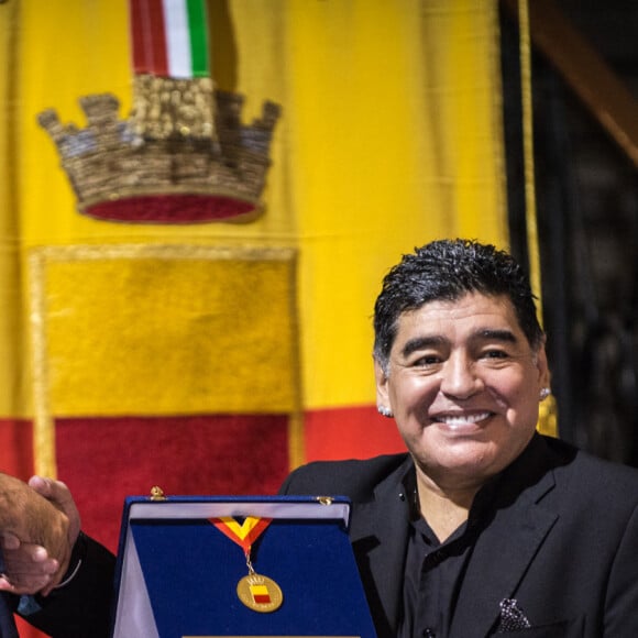 Diego Armando Maradona est nommé citoyen d'honneur de la ville de Naples, sur la Piazza del Plebiscito, le 5 juillet 2017.