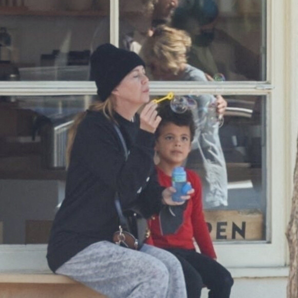 Ellen Pompeo a amené son fils faire du shopping de jouets à Los Feliz. Ellen Pompeo s'est elle-même amusée à faire des bulles de savon. Le 19 février 2022 