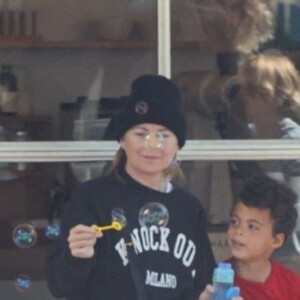 Ellen Pompeo a amené son fils faire du shopping de jouets à Los Feliz. Ellen Pompeo s'est elle-même amusée à faire des bulles de savon. Le 19 février 2022 