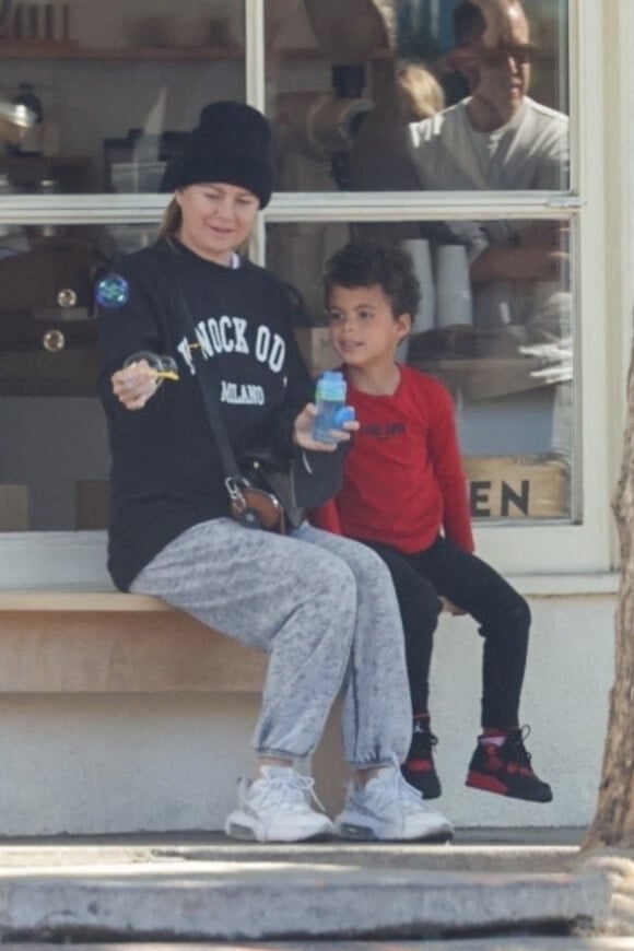 Ellen Pompeo a amené son fils faire du shopping de jouets à Los Feliz. Ellen Pompeo s'est elle-même amusée à faire des bulles de savon. Le 19 février 2022 