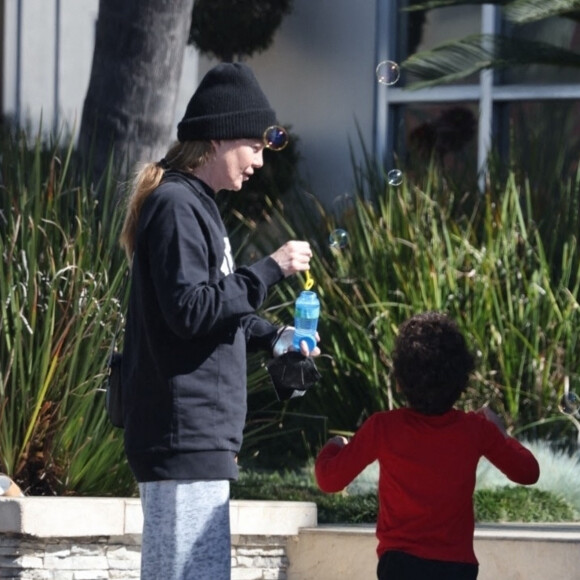 Ellen Pompeo a amené son fils faire du shopping de jouets à Los Feliz. Ellen Pompeo s'est elle-même amusée à faire des bulles de savon. Le 19 février 2022 