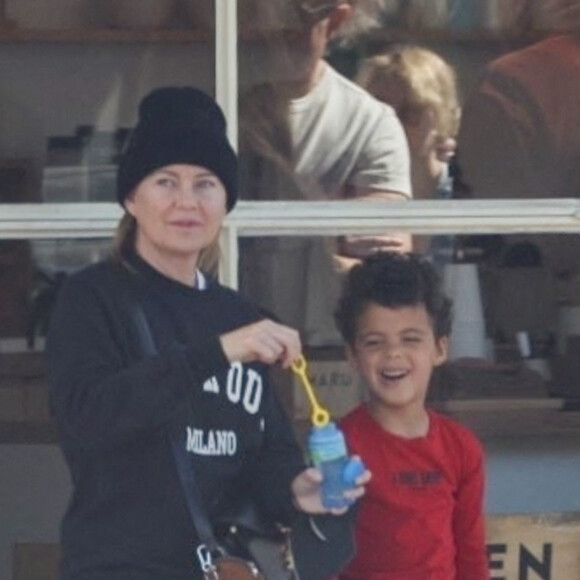 Ellen Pompeo a amené son fils faire du shopping de jouets à Los Feliz. Ellen Pompeo s'est elle-même amusée à faire des bulles de savon. Le 19 février 2022 