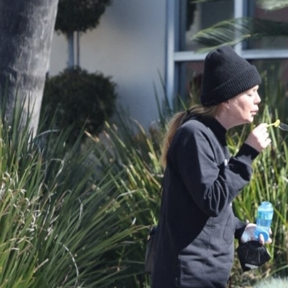 Ellen Pompeo a amené son fils faire du shopping de jouets à Los Feliz. Ellen Pompeo s'est elle-même amusée à faire des bulles de savon. Le 19 février 2022 
