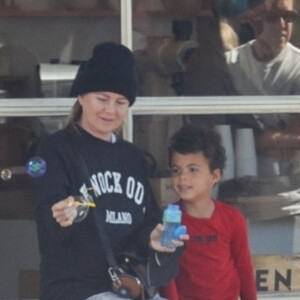 Ellen Pompeo a amené son fils faire du shopping de jouets à Los Feliz. Ellen Pompeo s'est elle-même amusée à faire des bulles de savon. Le 19 février 2022 