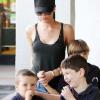 Victoria Beckham et ses adorables bambins à Los Angeles le 11 janvier 2010