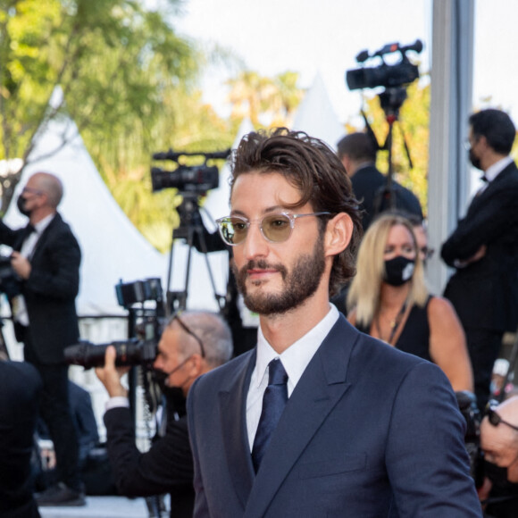 Pierre Niney - Montée des marches du film " OSS 117 : Alerte rouge en Afrique Noire " lors du 74ème Festival International du Film de Cannes. Le 17 juillet 2021 © Borde-Jacovides-Moreau / Bestimage