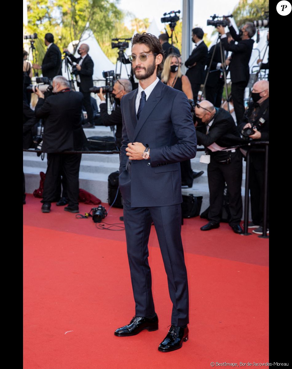 Pierre Niney - Montée des marches du film " OSS 117 : Alerte rouge en Afrique Noire " lors du 74ème Festival International du Film de Cannes. Le 17 juillet 2021 © Borde-Jacovides-Moreau / Bestimage