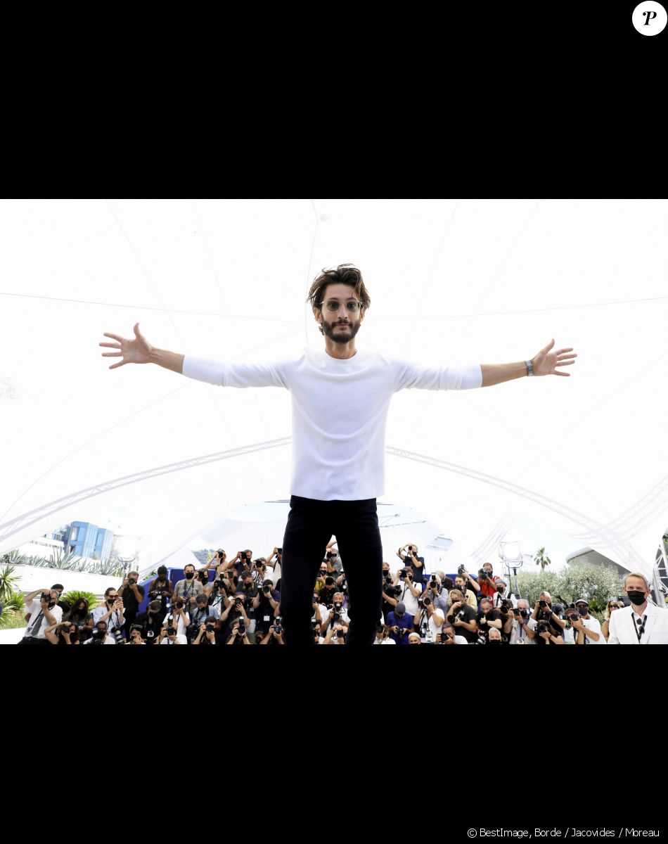 Pierre Niney au photocall du film Oss 117 : Alerte Rouge En Afrique Noire lors du 74ème festival international du film de Cannes le 17 juillet 2021 © Borde / Jacovides / Moreau / Bestimage