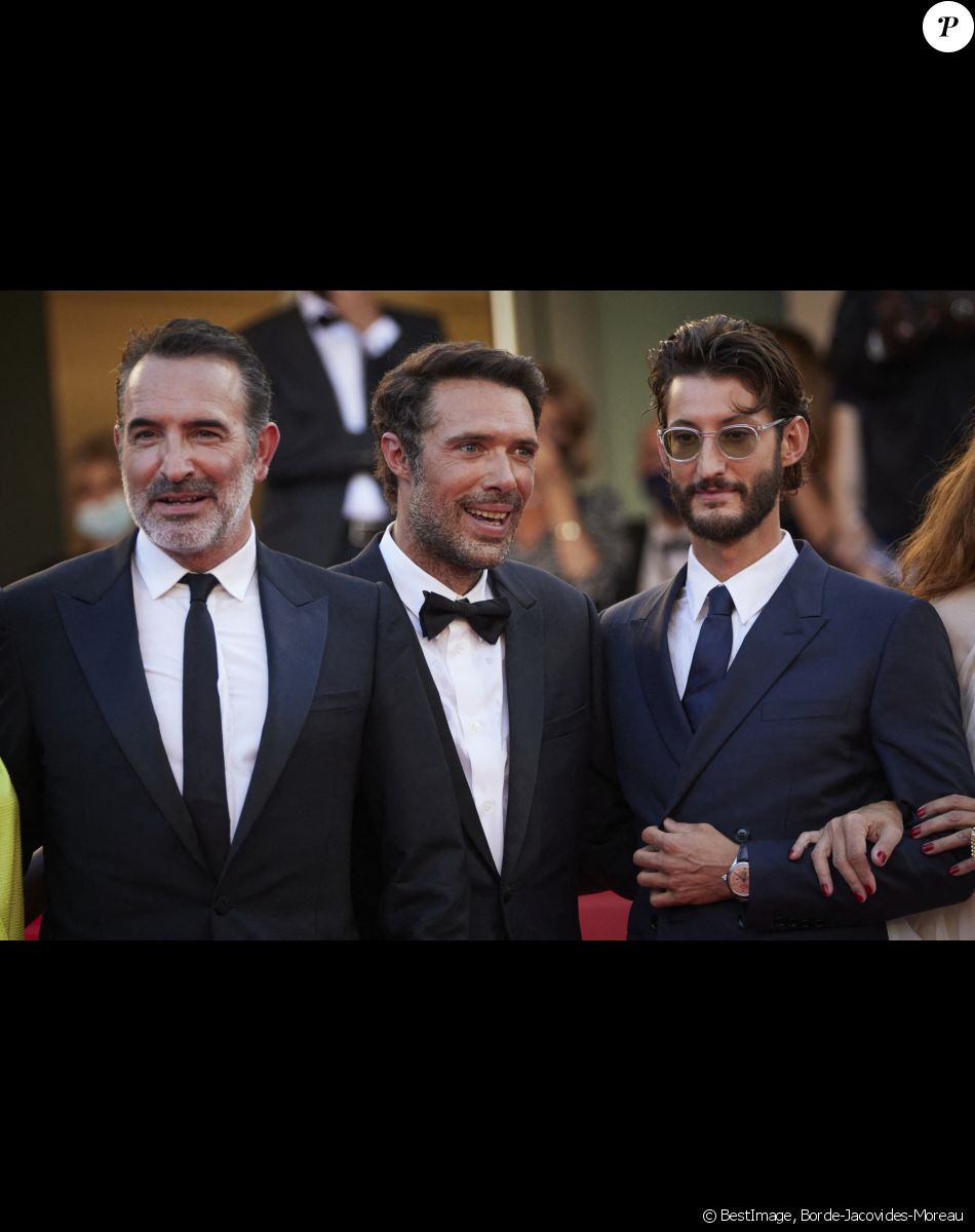 Jean Dujardin, Nicolas Bedos, Pierre Niney - Montée des marches du film " OSS 117 : Alerte rouge en Afrique Noire " lors du 74ème Festival International du Film de Cannes. Le 17 juillet 2021 © Borde-Jacovides-Moreau / Bestimage