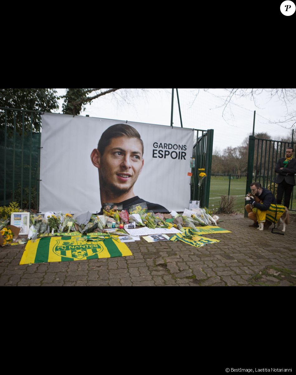 Les supporters de Nantes rendent hommage à Emiliano Sala, le footballeur disparu lors d'un vol entre Nantes et Cardiff. © Laetitia Notarianni / Bestimage