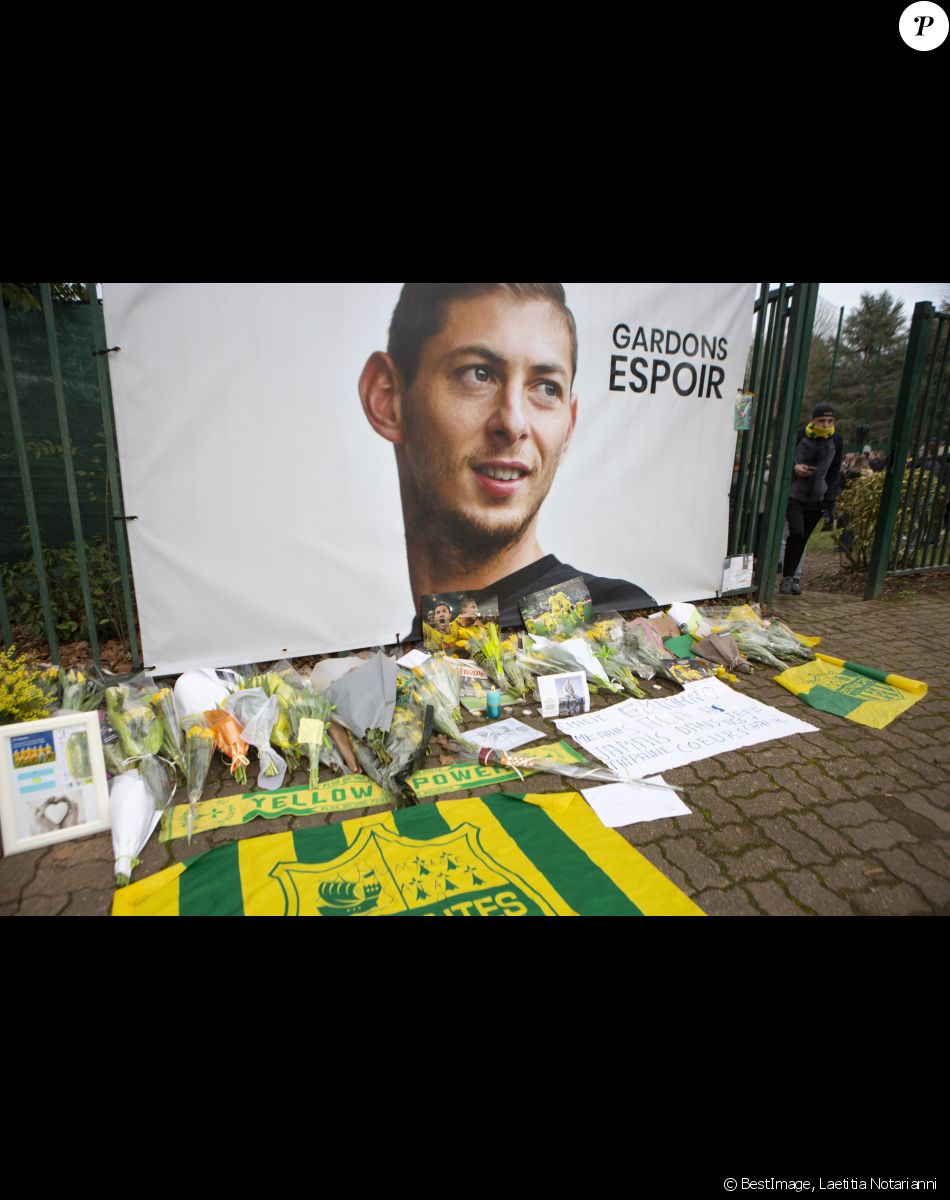 Les supporters de Nantes rendent hommage à Emiliano Sala, le footballeur disparu lors d'un vol entre Nantes et Cardiff le 24 janvier 2019 © Laetitia Notarianni / Bestimage