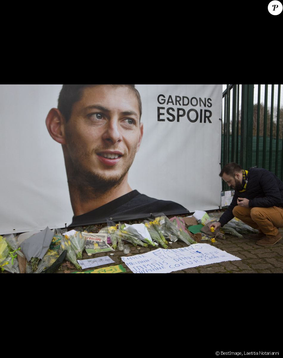 Les supporters de Nantes rendent hommage à Emiliano Sala, le footballeur disparu lors d'un vol entre Nantes et Cardiff le 24 janvier 2019 © Laetitia Notarianni / Bestimage