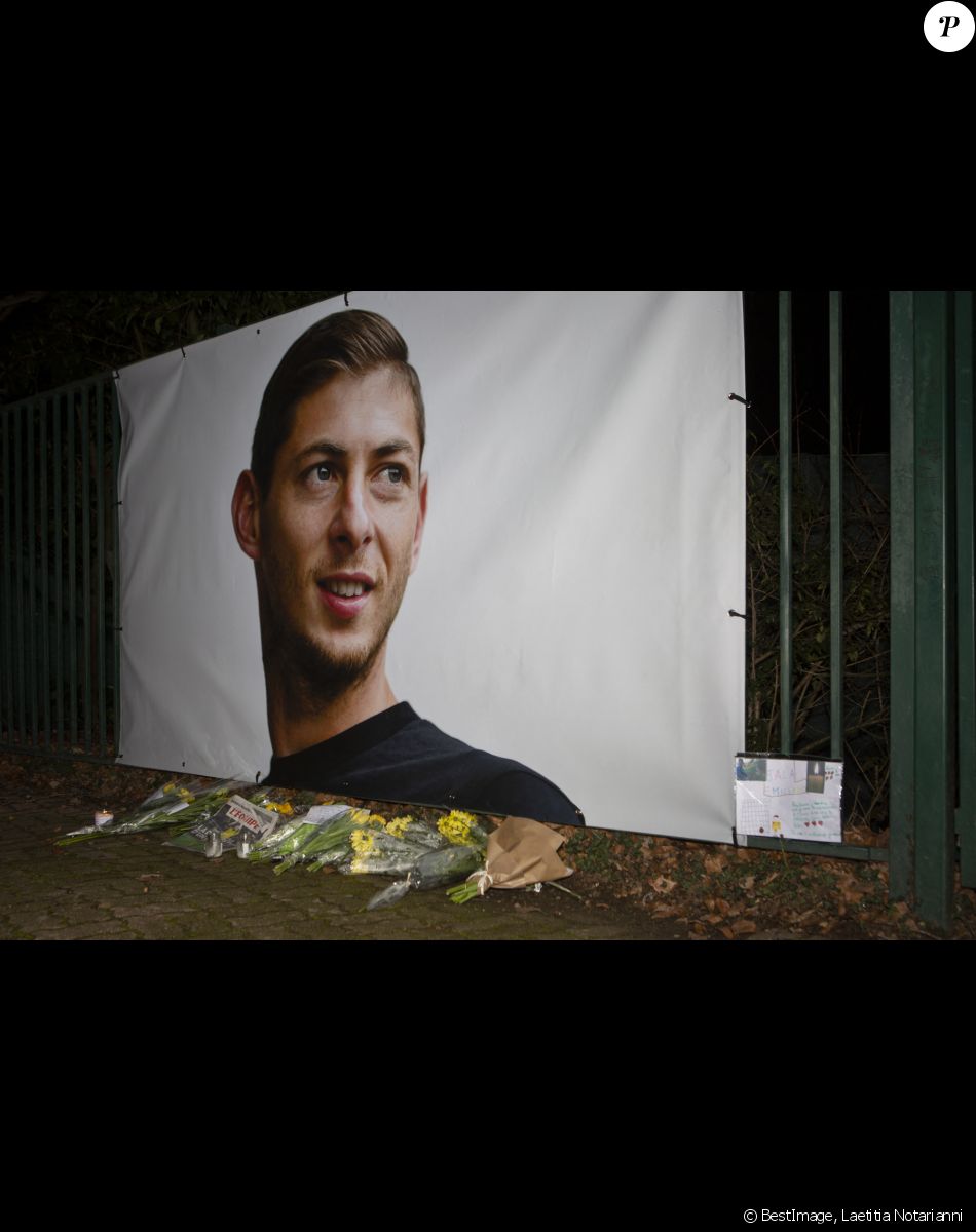 Les supporters de Nantes rendent hommage à Emiliano Sala, le footballeur disparu lors d'un vol entre Nantes et Cardiff le 23 janvier 2019 © Laetitia Notarianni / Bestimage