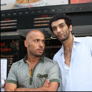 Eric et Ramzy au cinéma Gaumont Champs-Elysées à Paris pour offrir des places pour le film Seuls Two