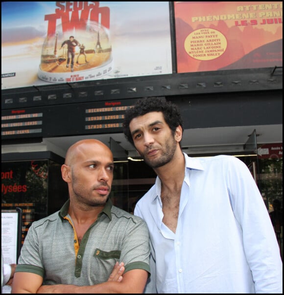 Eric et Ramzy au cinéma Gaumont Champs-Elysées à Paris pour offrir des places pour le film Seuls Two