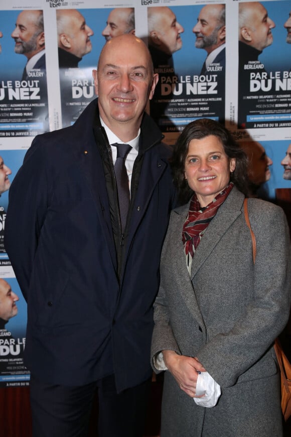 Exclusif - Le politicien Roland Lescure et sa femme Susie Lescure - Représentation de la pièce "Par le bout du nez" au théâtre Libre à Paris le 22 février 2022. © Bertrand Rindoff/Bestimage 