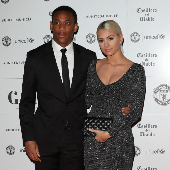 Anthony Martial et sa compagne Mélanie da Cruz sont apparus pour la première fois en public au photocall du dîner de gala "The United for UNICEF" au stade Old Trafford à Manchester, Royaume Uni, le 31 octobre 2016. 