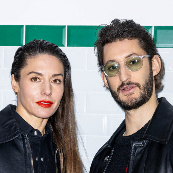 Pierre Niney et sa femme Natasha Andrew au photocall du défilé Ami automne-hiver 2022/2023 dans le cadre de la Fashion Week de Paris, France, le 19 janvier 2022. Olivier Borde/bestimage