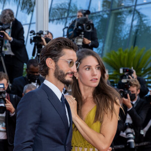 Pierre Niney et sa femme Natasha Andrews - Montée des marches du film " OSS 117 : Alerte rouge en Afrique Noire " lors du 74ème Festival International du Film de Cannes. Le 17 juillet 2021 © Borde-Jacovides-Moreau / Bestimage