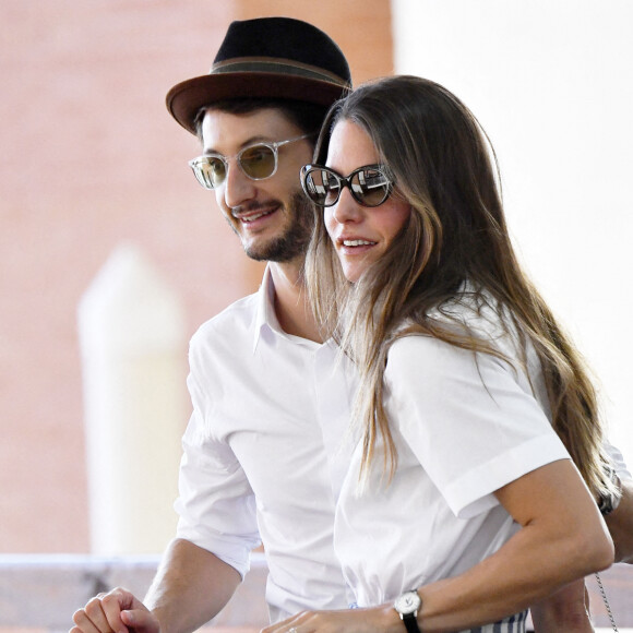 Exclusif - Pierre Niney et sa femme Natasha Andrews arrivent à Venise pour la 77ème édition du festival international du film de Venise (Mostra) le 2 septembre 2020.