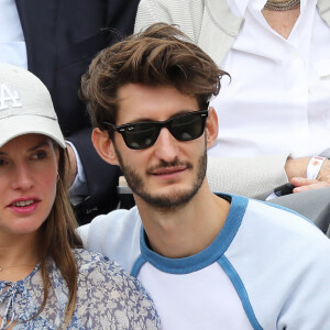 Pierre Niney et sa compagne Natasha Andrews (enceinte) - Célébrités dans les tribunes des internationaux de France de tennis de Roland Garros à Paris, France, le 9 juin 2019. © Jacovides-Moreau/Bestimage