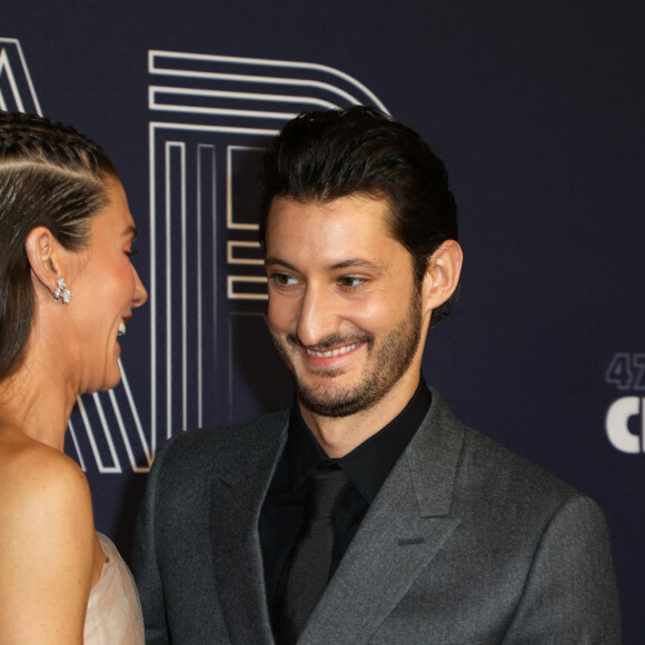 Pierre Niney (habillé en Dior Homme et montre Montblanc) et sa compagne Natasha Andrews (habillée en Dior et bijoux Van Cleef & Arpels) - Photocall de la 47ème édition de la cérémonie des César à l'Olympia à Paris, le 25 février 2022. © Borde-Jacovides/Bestimage