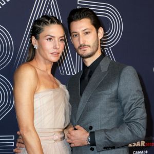 Pierre Niney (habillé en Dior Homme et montre Montblanc) et sa compagne Natasha Andrews (habillée en Dior et bijoux Van Cleef & Arpels) - Photocall de la 47ème édition de la cérémonie des César à l'Olympia à Paris. © Borde-Jacovides/Bestimage