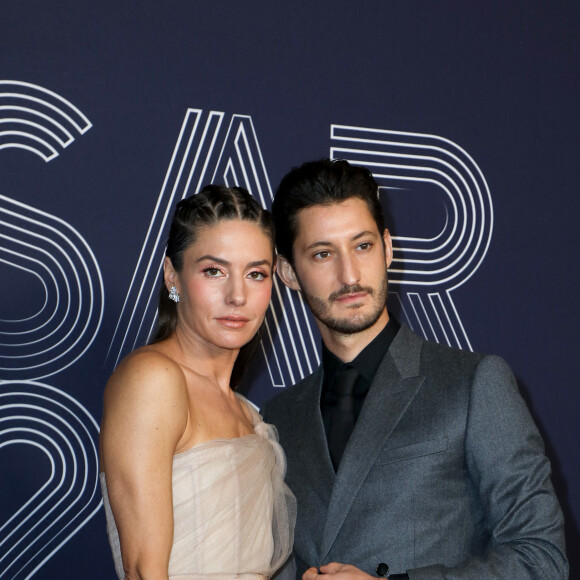 Pierre Niney (habillé en Dior Homme et montre Montblanc) et sa compagne Natasha Andrews (habillée en Dior et bijoux Van Cleef & Arpels) - Photocall de la 47ème édition de la cérémonie des César à l'Olympia à Paris, le 25 février 2022. © Borde-Jacovides/Bestimage