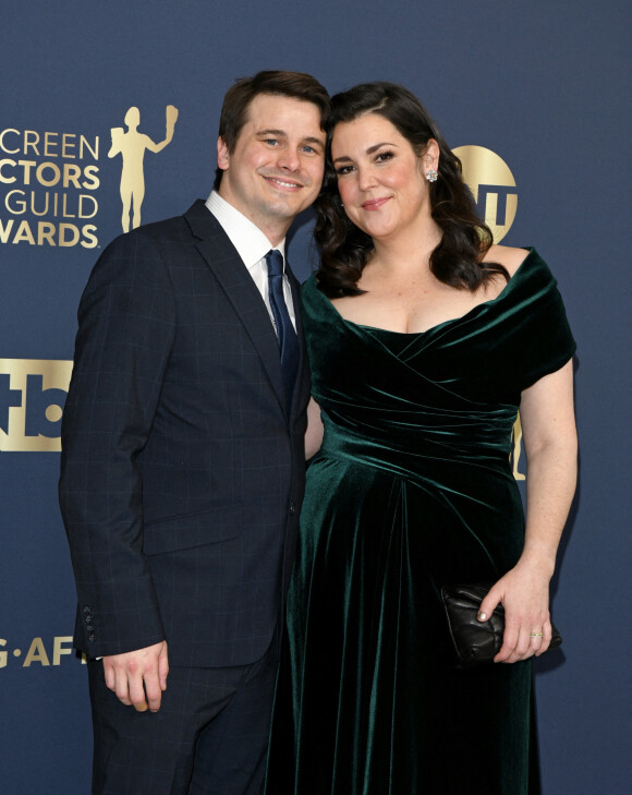 Jason Ritter et sa femme Melanie Lynskey lors du photocall de la 28ème édition des Screen Actors Guild Awards, ("SAG Awards"), au Barker Hangar à Santa Monica, Los Angeles, Californie, Etats-Unis, le 27 février 2022.