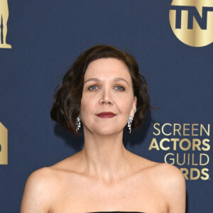 Maggie Gyllenhaal lors du photocall de la 28ème édition des Screen Actors Guild Awards, ("SAG Awards"), au Barker Hangar à Santa Monica, Los Angeles, Californie, Etats-Unis, le 27 février 2022.