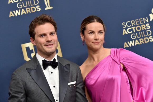 Jamie Dornan et sa femme Amelia Warner lors du photocall de la 28ème édition des Screen Actors Guild Awards, ("SAG Awards"), au Barker Hangar à Santa Monica, Los Angeles, Californie, Etats-Unis, le 27 février 2022.