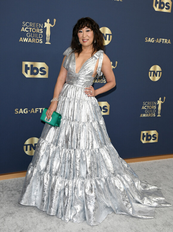 Sandra Oh lors du photocall de la 28ème édition des Screen Actors Guild Awards, ("SAG Awards"), au Barker Hangar à Santa Monica, Los Angeles, Californie, Etats-Unis, le 27 février 2022.
