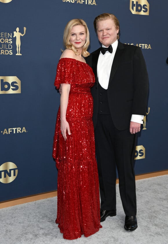 Kirsten Dunst et son mari Jesse Plemons lors du photocall de la 28ème édition des Screen Actors Guild Awards, ("SAG Awards"), au Barker Hangar à Santa Monica, Los Angeles, Californie, Etats-Unis, le 27 février 2022.