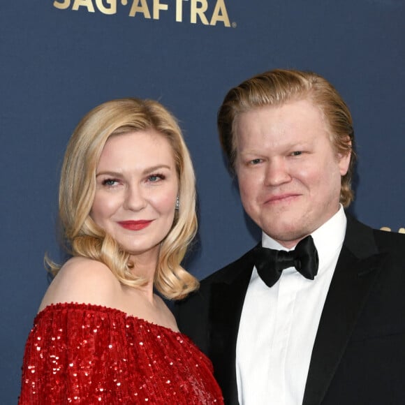 Kirsten Dunst et son mari Jesse Plemons lors du photocall de la 28ème édition des Screen Actors Guild Awards, ("SAG Awards"), au Barker Hangar à Santa Monica, Los Angeles, Californie, Etats-Unis, le 27 février 2022.